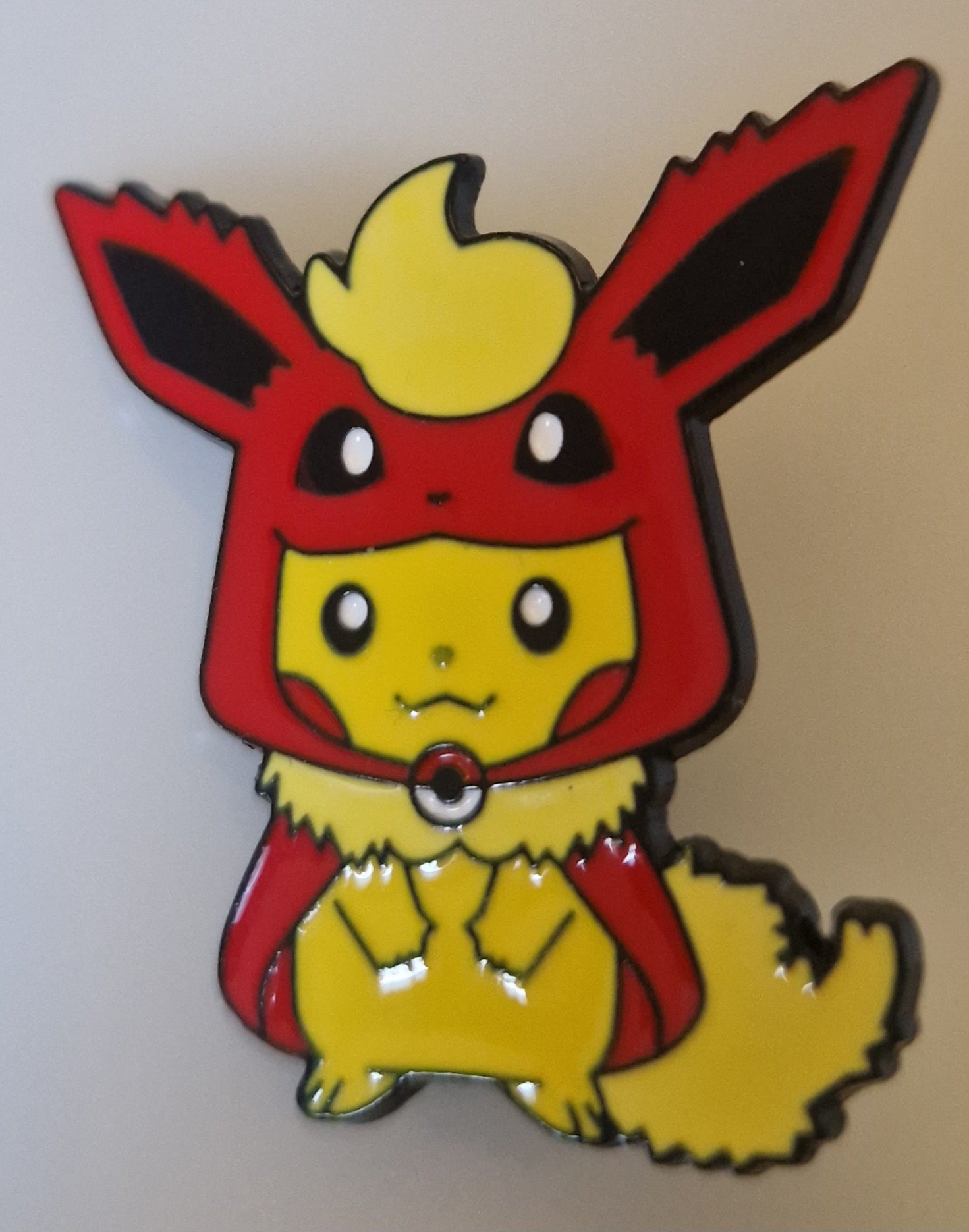 Pokémon-style brooch pin – Pikachu in Flareon Costume