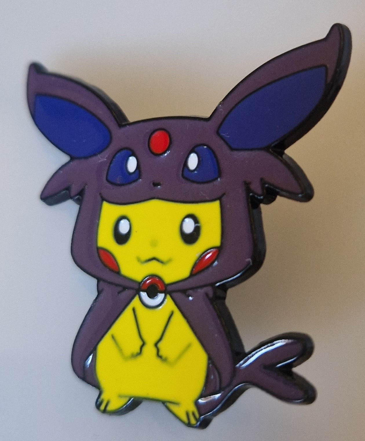 Pokémon-style brooch pin – Pikachu in Espeon Costume