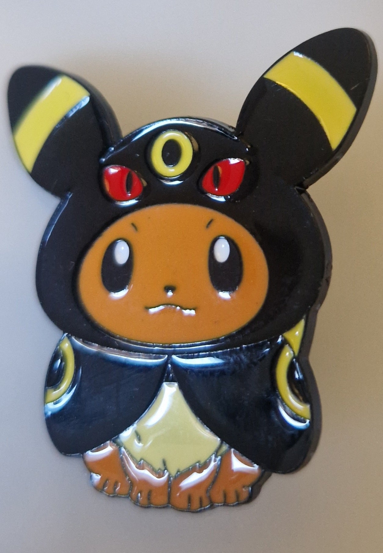 Pokémon-style brooch pin – Eevee in Umbreon Costume