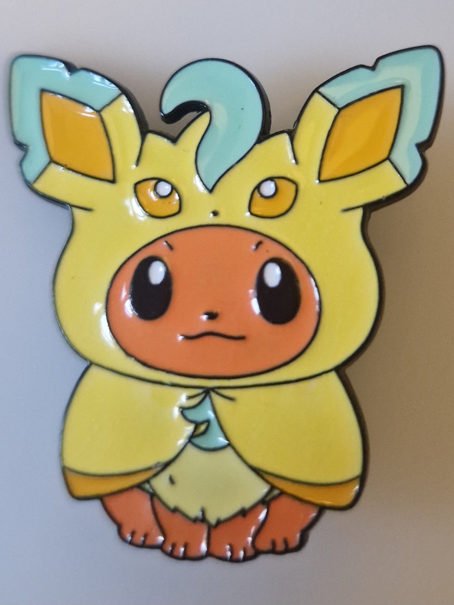 Pokémon-style brooch pin – Eevee in Leafeon Costume