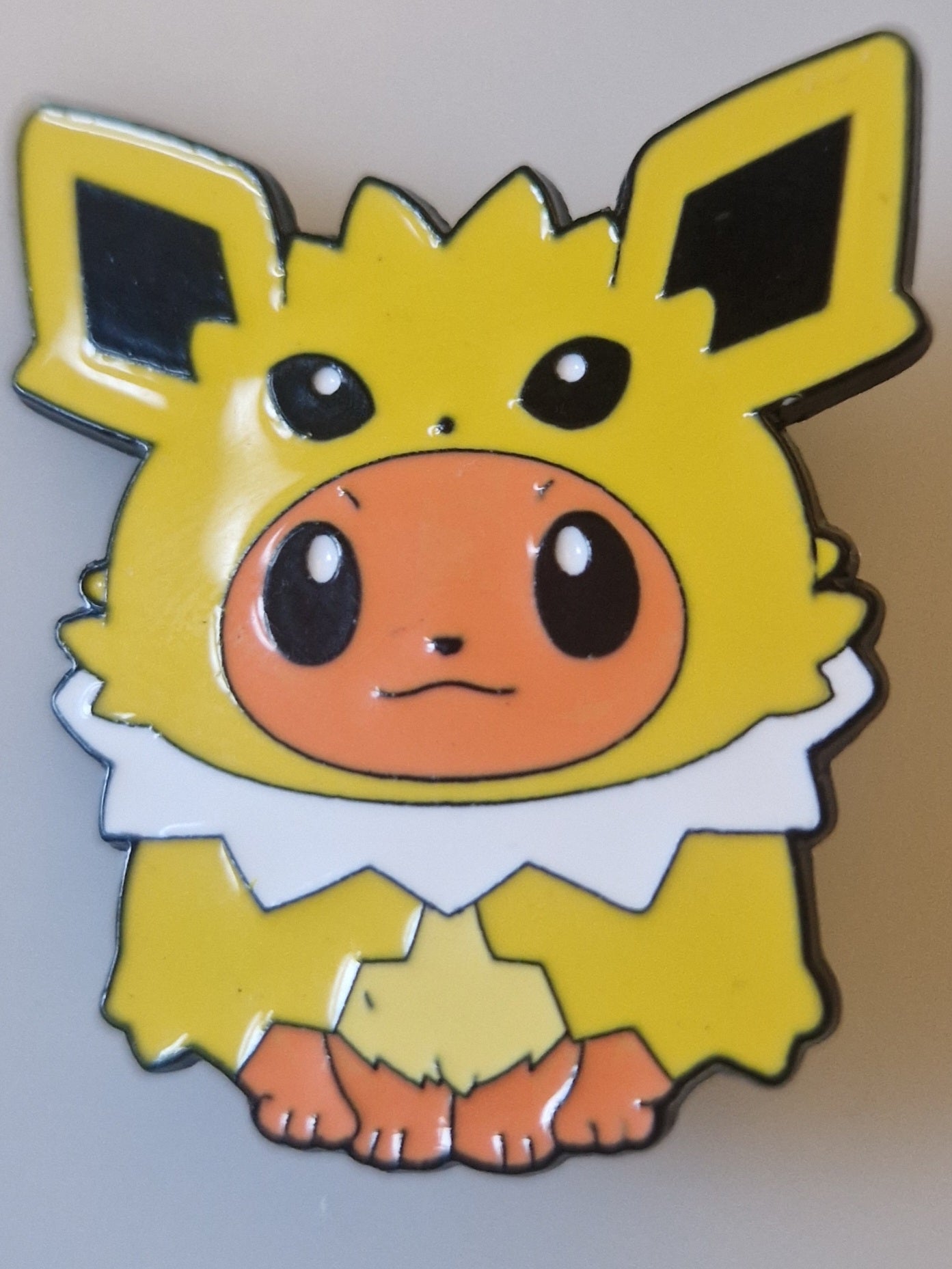 Pokémon-style brooch pin – Eevee in Jolteon Costume