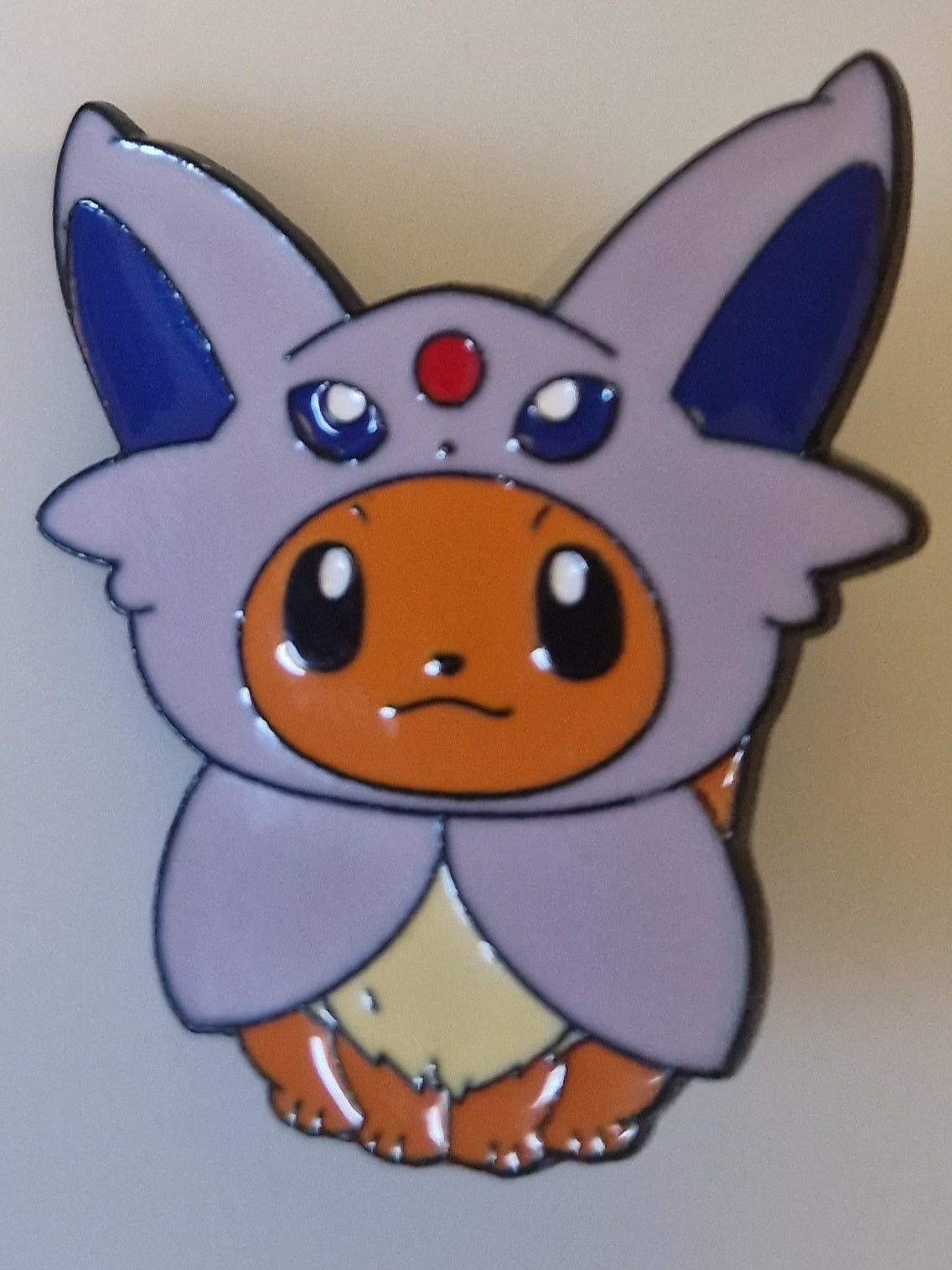 Pokémon-style brooch pin – Eevee in Espeon Costume