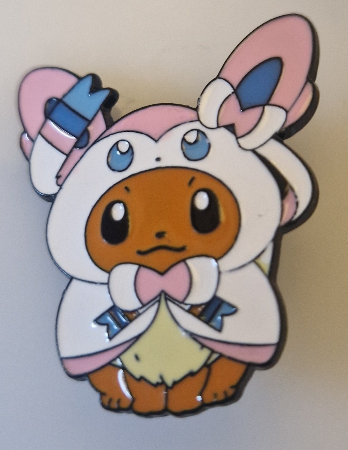 Pokémon-style brooch pin – Eevee in Sylveon Costume